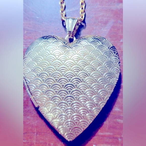 Vintage Jewelry - NWT Necklace Heart Locket 1.75”x1.5” matte etched goldtone, 24” chain